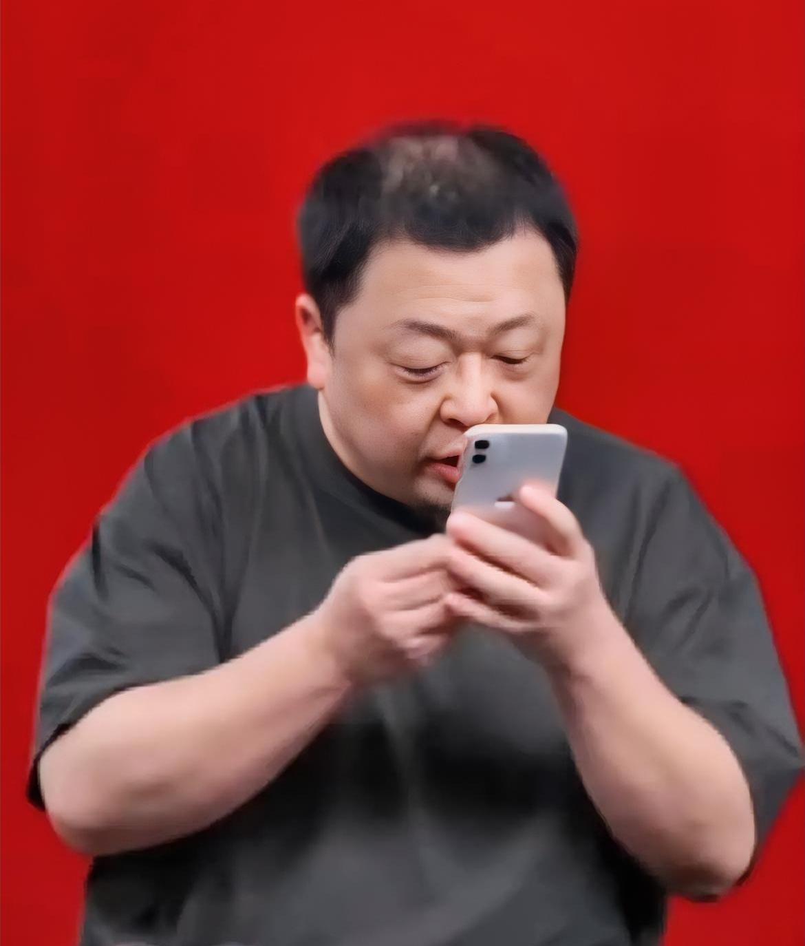 罗永浩怂了吗？他今晚声明的最后一句，道出中年人的无奈，我不觉得是玩笑话。通过这