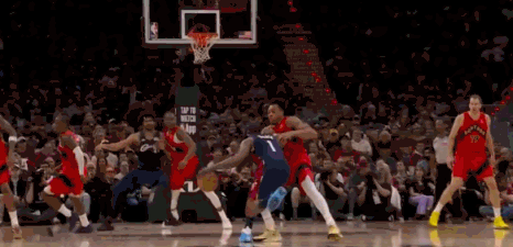 哈登终于享受了一次亚历山大的待遇了！说实话，哈登这次右手推开巴恩斯的摆脱动作，