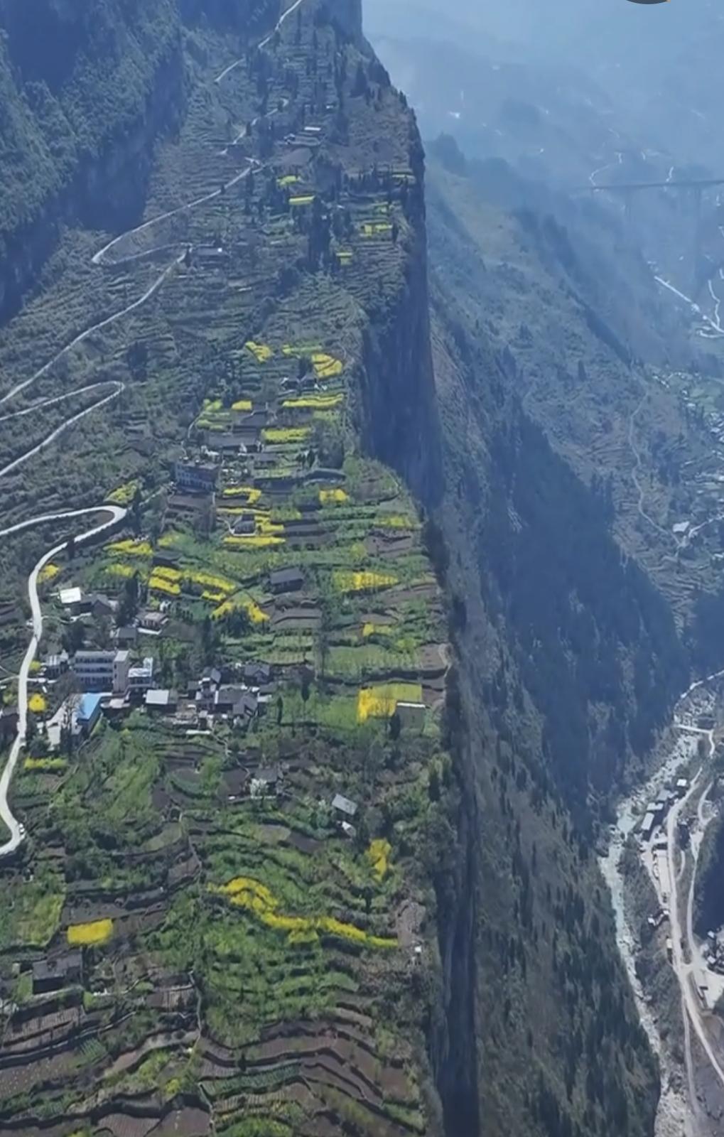 这样的地方真的存在吗？住在这里的人们会不会害怕？这个图应该是航拍，真实的情况可能