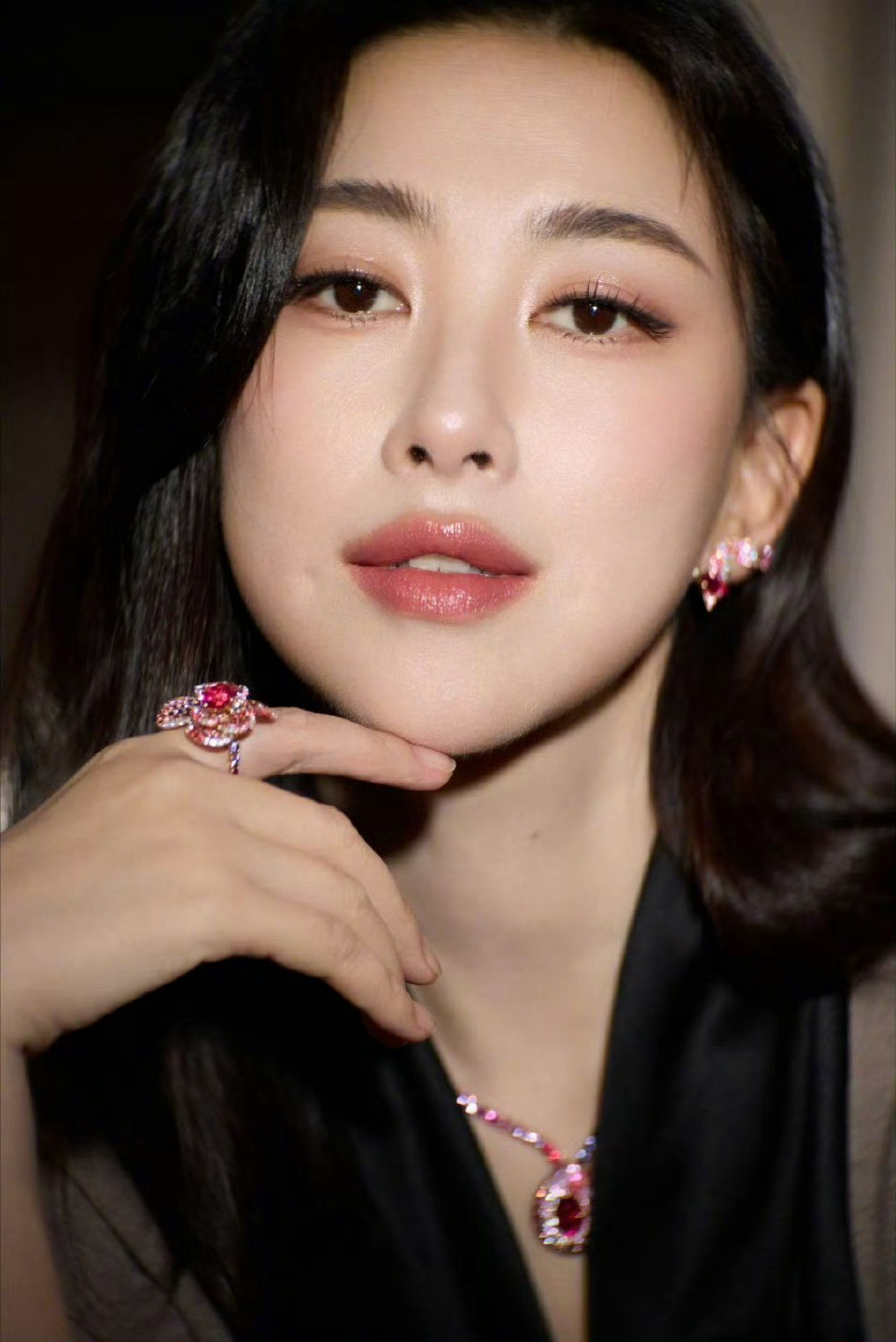 朱珠仪态谁还没被朱珠的仪态惊艳到！完美肩颈线条太优越，不刻意端着也不松散，从容舒