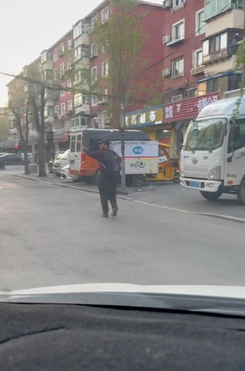 辽宁沈阳，一男子假期去看父亲，准备回家时一个残障人士急匆匆朝他跑来。不说话，只是