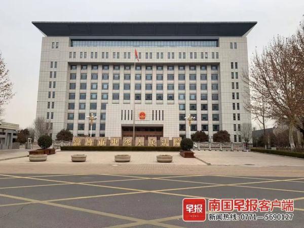 山东淄博，女子趁送孩子上补习班，和情人刘某开房，被尾随的丈夫路某抓个正着。刘某表