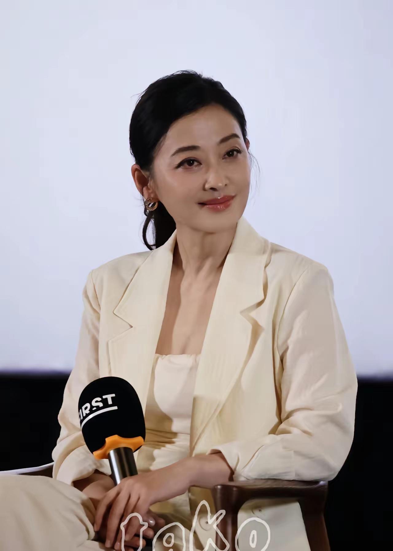 梅婷这回算直接掀桌子了。这不是她的问题，是提问的人没看懂场合。你要是上课的时
