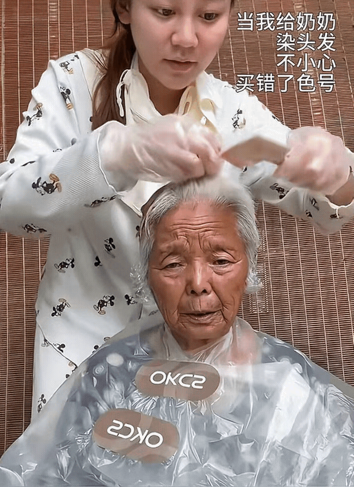 ”笑不活！”一名女子回家过年，闲来无事要给奶奶染头发，奶奶一开始不太想染，经过女