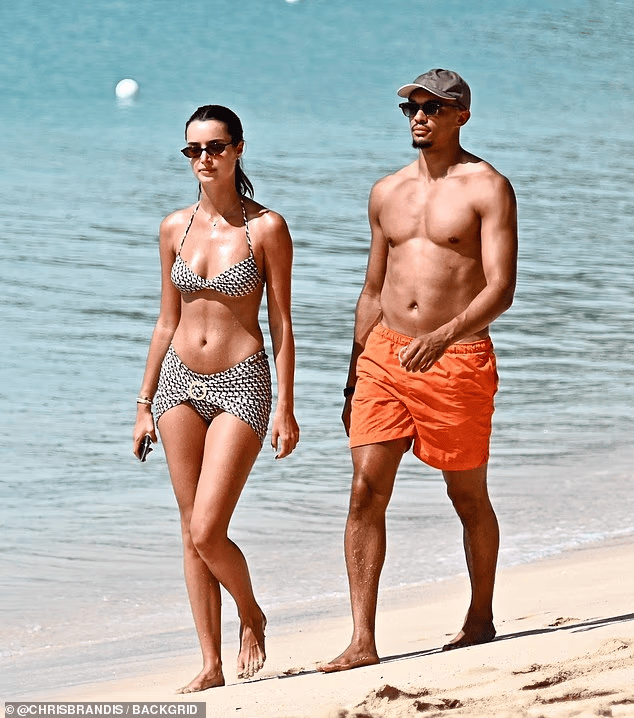 阿诺德带女友去海岛度假, 女方身穿比基尼亮相吸睛无数