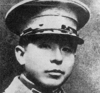 1938年，张学良钓完鱼，有点饿，就向一个老农要了几个红薯吃。当晚，张学良让卫兵