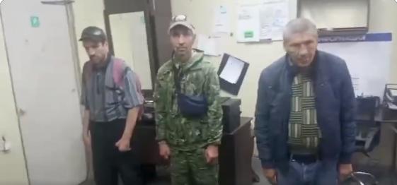 图文：刮桶里最后一点剩货，视频显示俄军招募的新兵年老体弱、残疾潦倒俄罗斯宣称