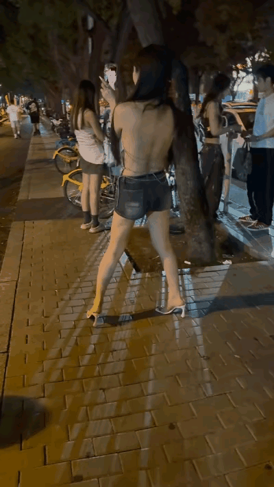 太离谱了！我居然看到一女子穿内衣在大街上晃悠！当时街上人来人往的，我瞅着都替她