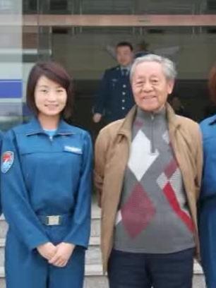 马占民中将和余旭烈士，一张罕见的合影，如今他们两人都离世了。马占民中将193