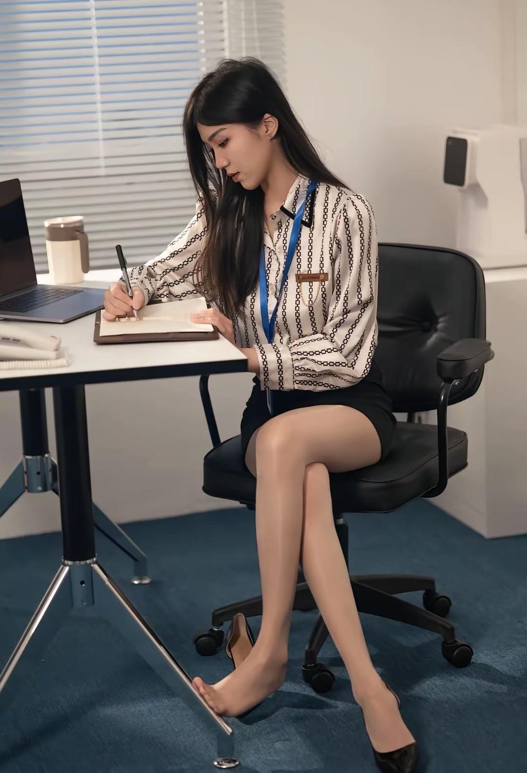 办公室日常✨专注工作，享受生活💼💻该如何穿搭让人百看不厌倦?