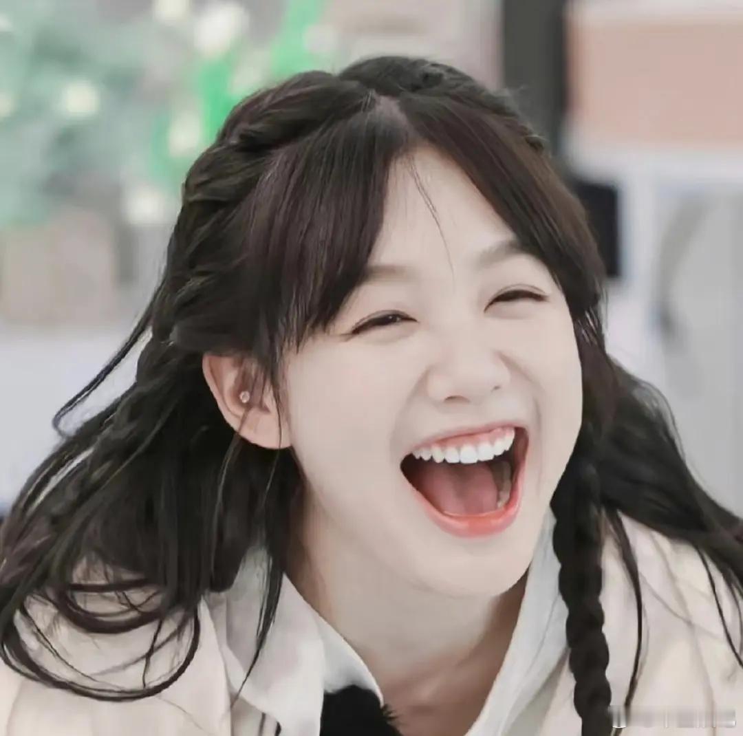 田曦薇的假笑真的很用力吗