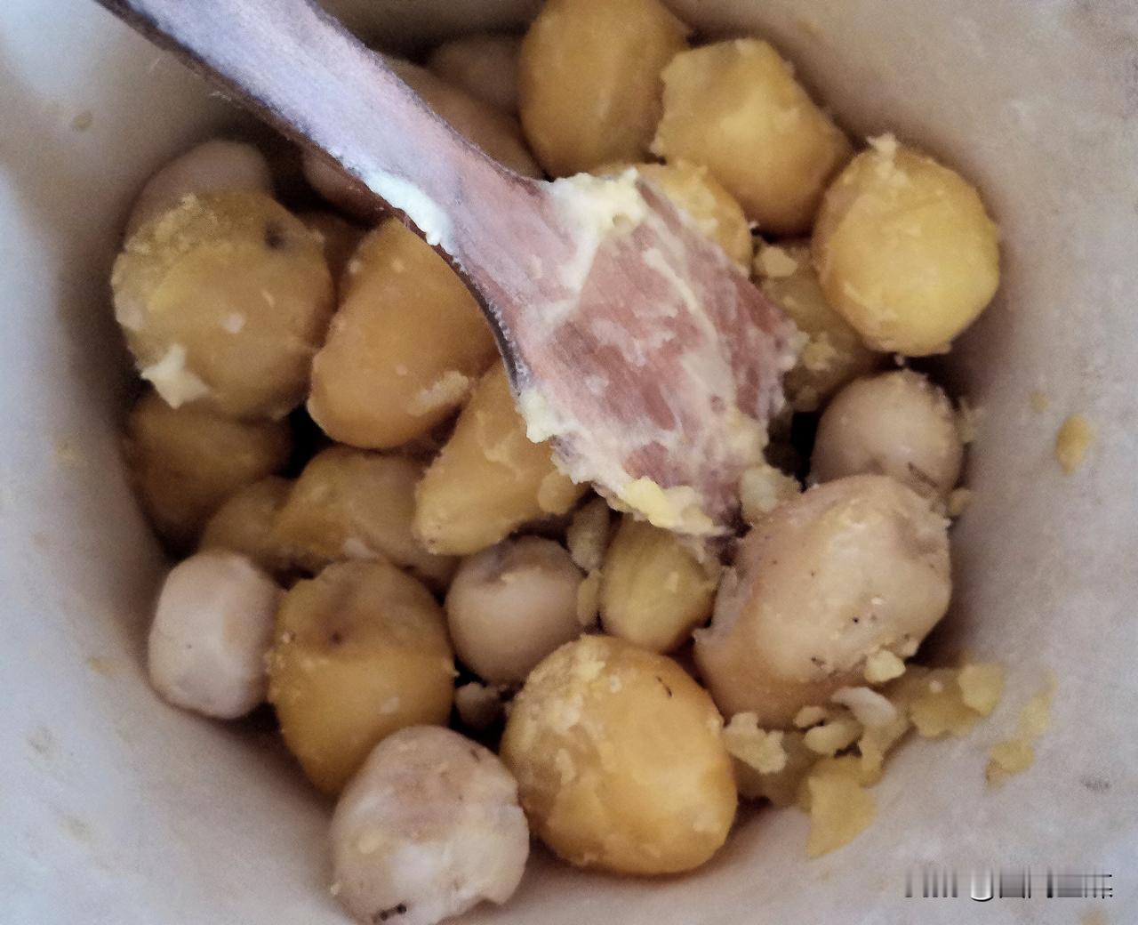 1月28日，出差商洛，吃到正宗柞水糍粑，秦岭高山沙砾地洋芋，经三蒸九捣，木槌千次