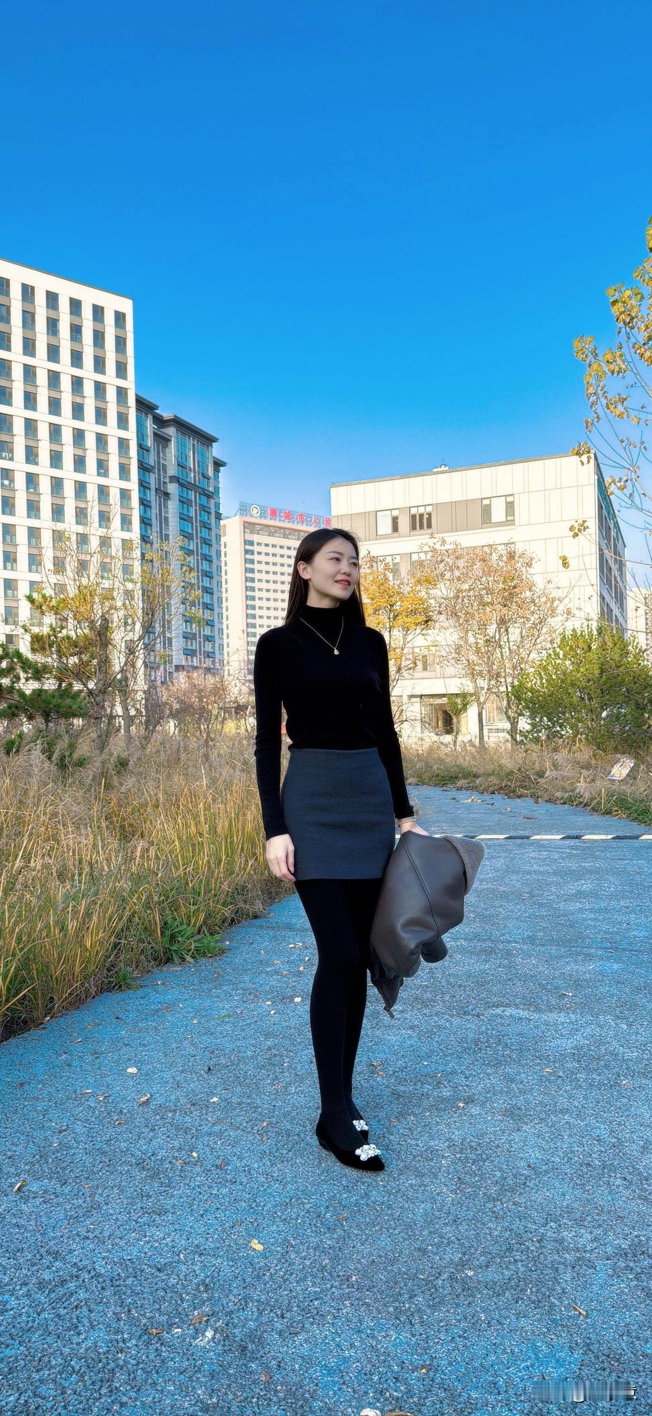 冬日穿搭指南：简约风皮衣+黑色短裙，时尚又保暖！