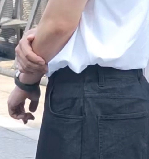是不是腰太细了裤子折了一点进去马龙
