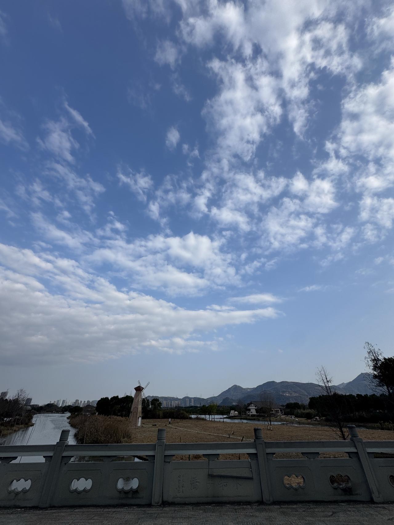 美国跟伊朗打起来的概率到底有多大？如果打起来，对我们中国哪些股票有利？哪些股票不