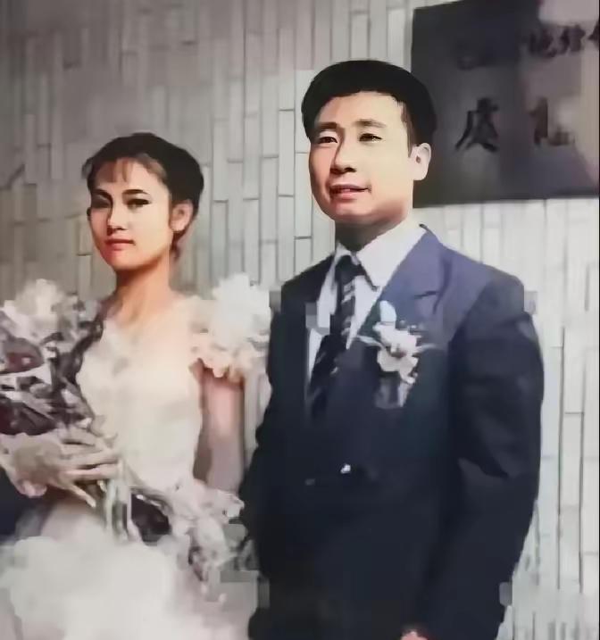 1983年，曾叛逃到台湾的飞行员王学成结婚了，在婚礼上，王学成笑得满脸灿烂，开心