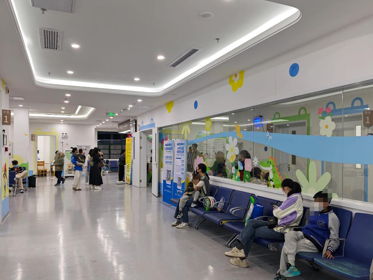 今天专家门诊，患儿依旧很多。好几次，正在看诊时，家长径直推门进来，说“医生，