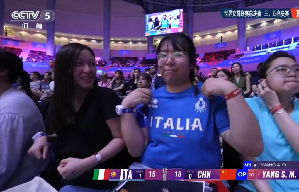 恶心！为了找骂骗流量，这个现场观众也是拼了！世界女排联赛总决赛，有一个东亚面孔观