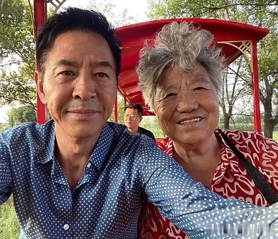 近日，郭晓冬大哥回到老家莒南大坊前，78岁的老母亲带着两个孙女去玉米地玩耍，画面