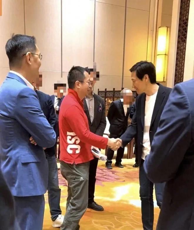 1995年，周鸿祎毕业后加入北京方正公司，雷军已是金山公司总经理。两人通过彼此妻