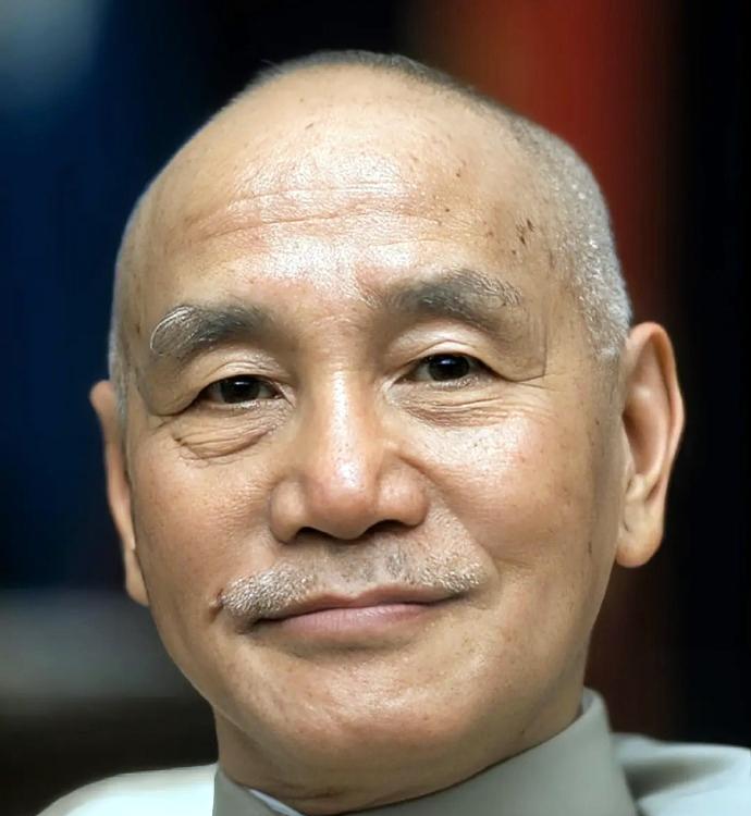 此人面相如何。从年轻到晚年，许多人都认为他是光头。实际上，他并非光头，只是头发稀