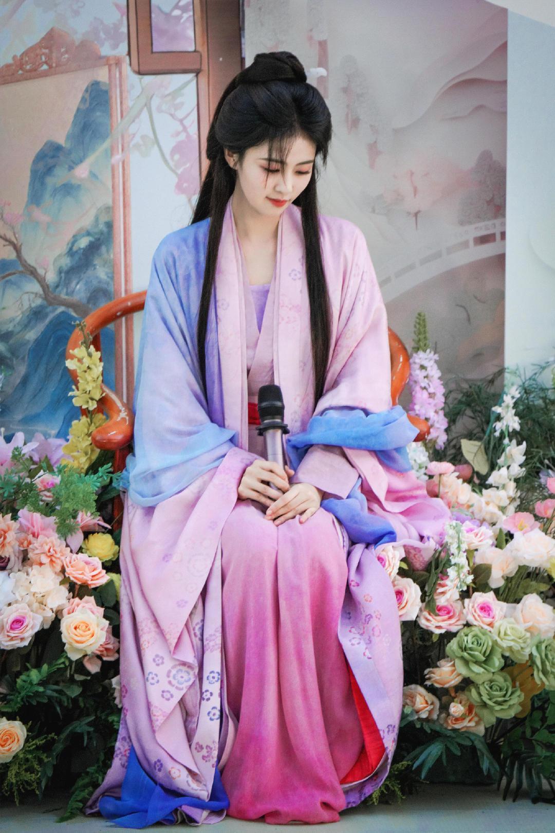 我闺蜜跟我说，白鹿的经历她也有过，就是莫名其妙的偏头痛，跑了很多医院和科室