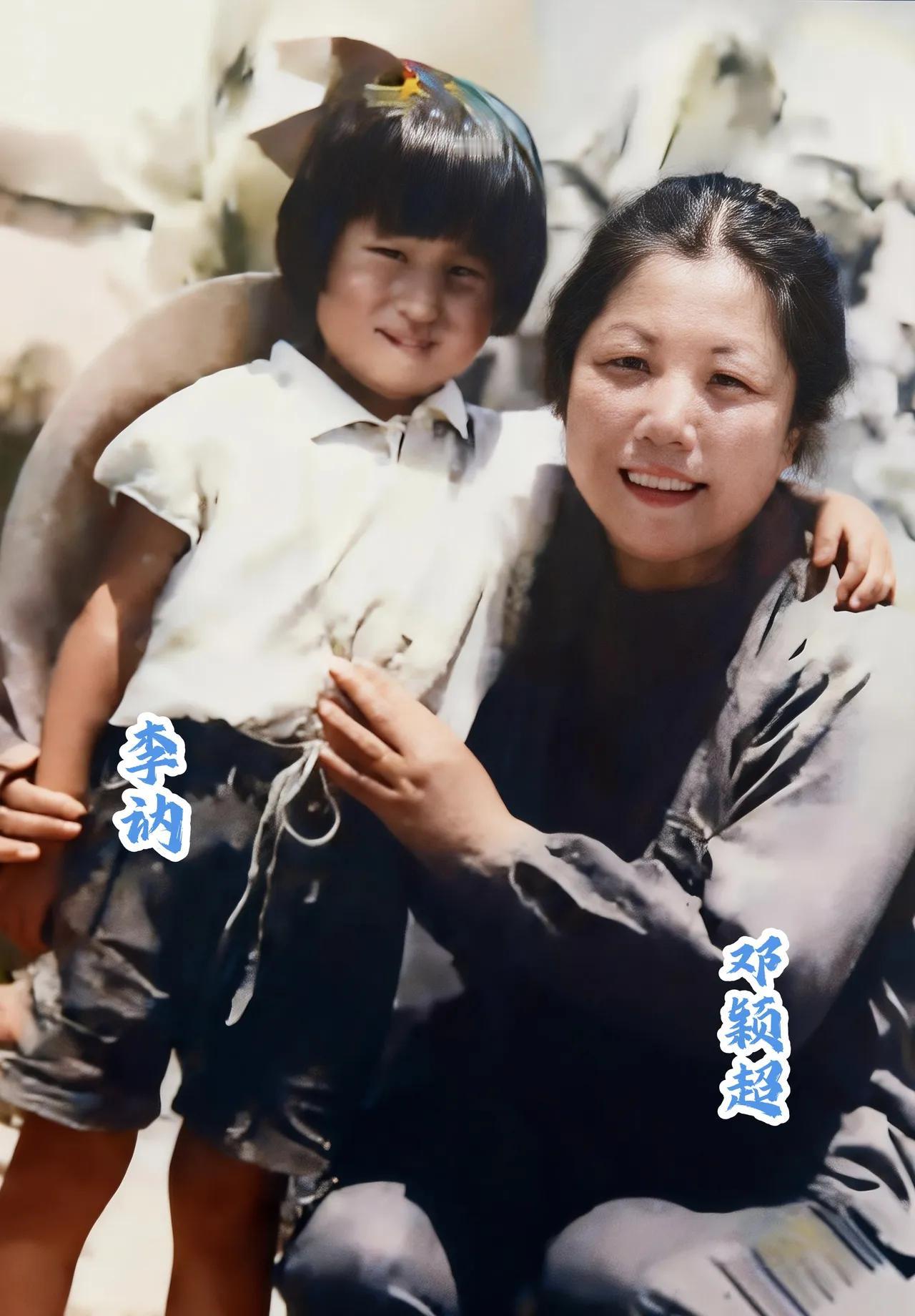 这张转战路上的老照片太暖心！1947年，在转战西柏坡途中，7岁的李讷走累了，小脸