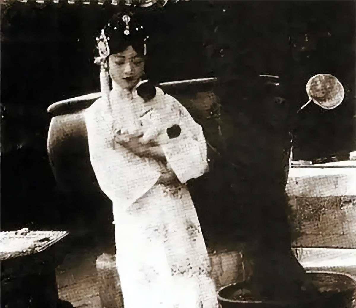1935年，末代皇后婉容生下一个女婴，却被溥仪扔到了火炉中，还骗婉容说：“孩子送