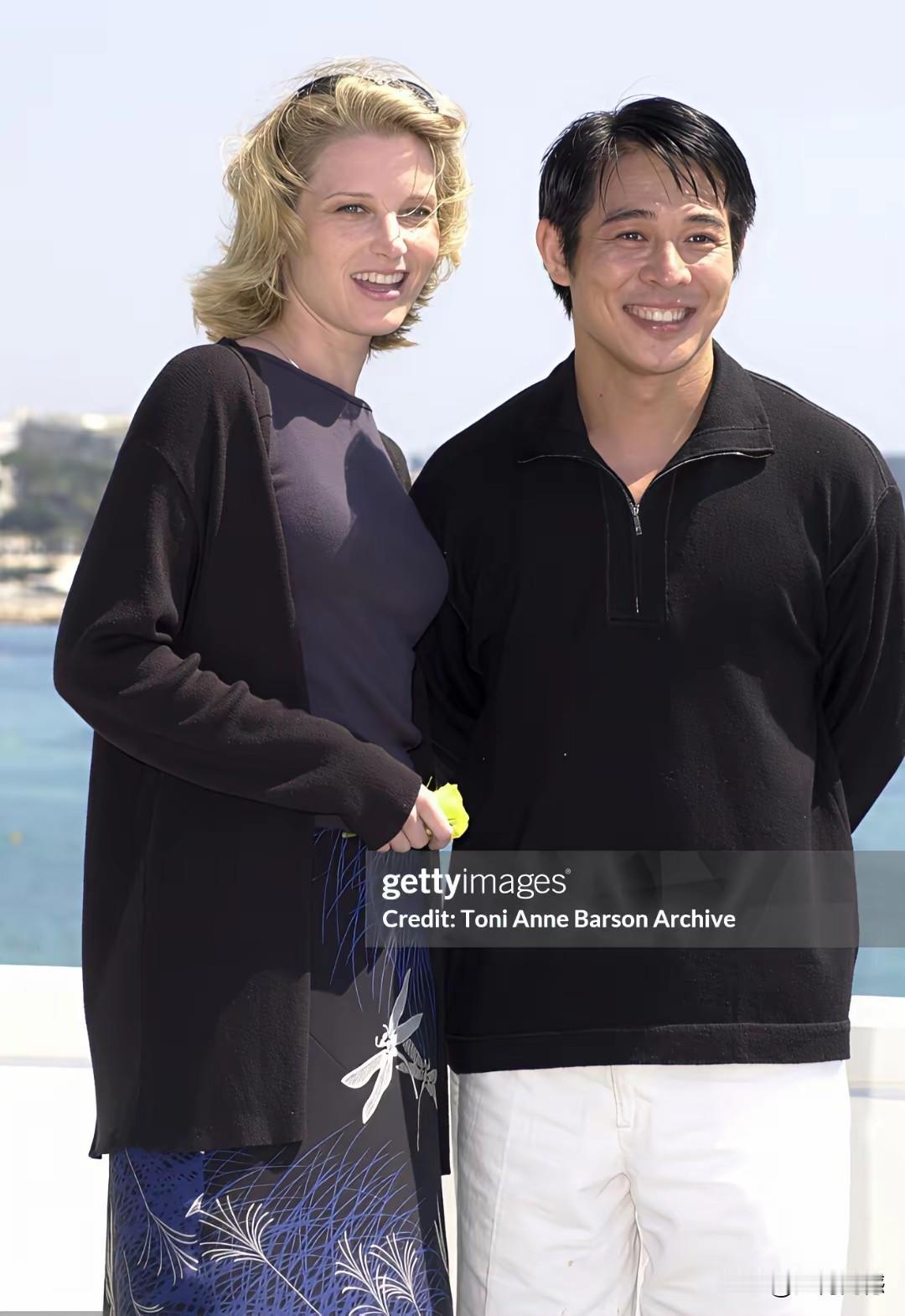 李连杰先生的笑容太灿烂了，这是我看到他笑得最开心的照片，不仅笑得开心，而且笑得非