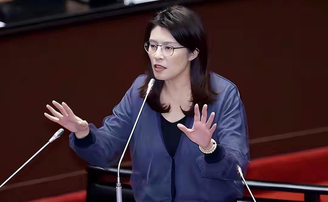 实属罕见！大陆导弹竖起、赖清德进台军驻地，郑丽文这步棋太狠台海局势正以肉眼