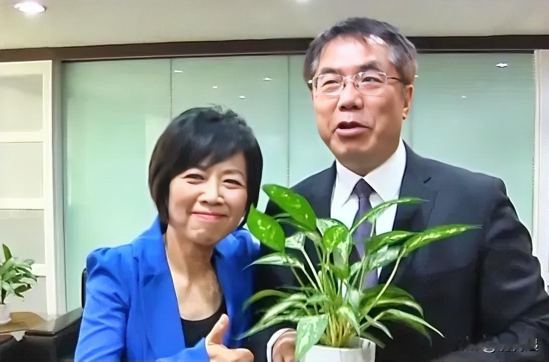媒体人黄智贤的争议：“难道不能批蓝白？”近日，面对网友质疑：为什么对蓝白火