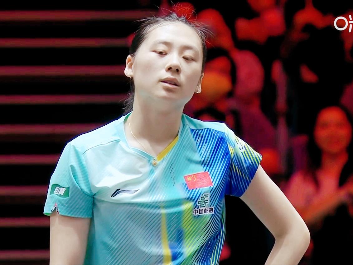 侯英超说：大家都说孙颖莎算球强，其实不是的！显然是孙颖莎的球商高。前两局孙