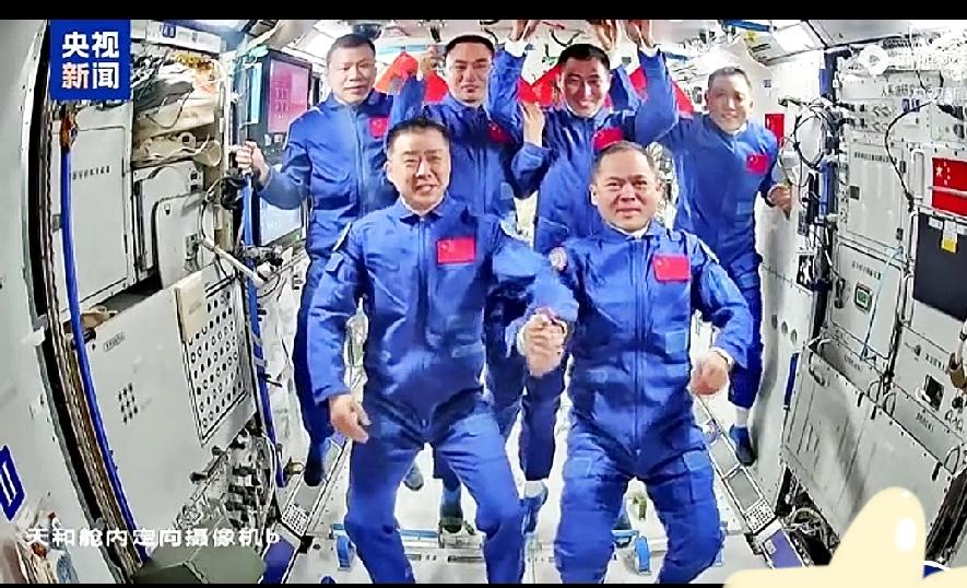 神20神21太空会师拍全家福,3.5小时极速对接+三年重逢太好哭380公里