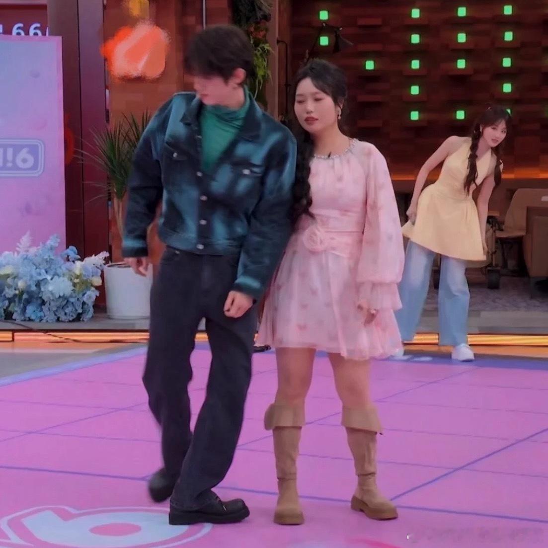 后面这位朋友感觉在演我看戏绪丹啊你真的长我笑点上了！这构图也是绝了