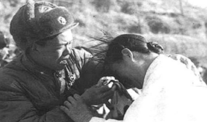 1953年秋天，一位志愿军战斗英雄面临死刑，行刑前一刻，一名朝鲜姑娘突然冲上前，