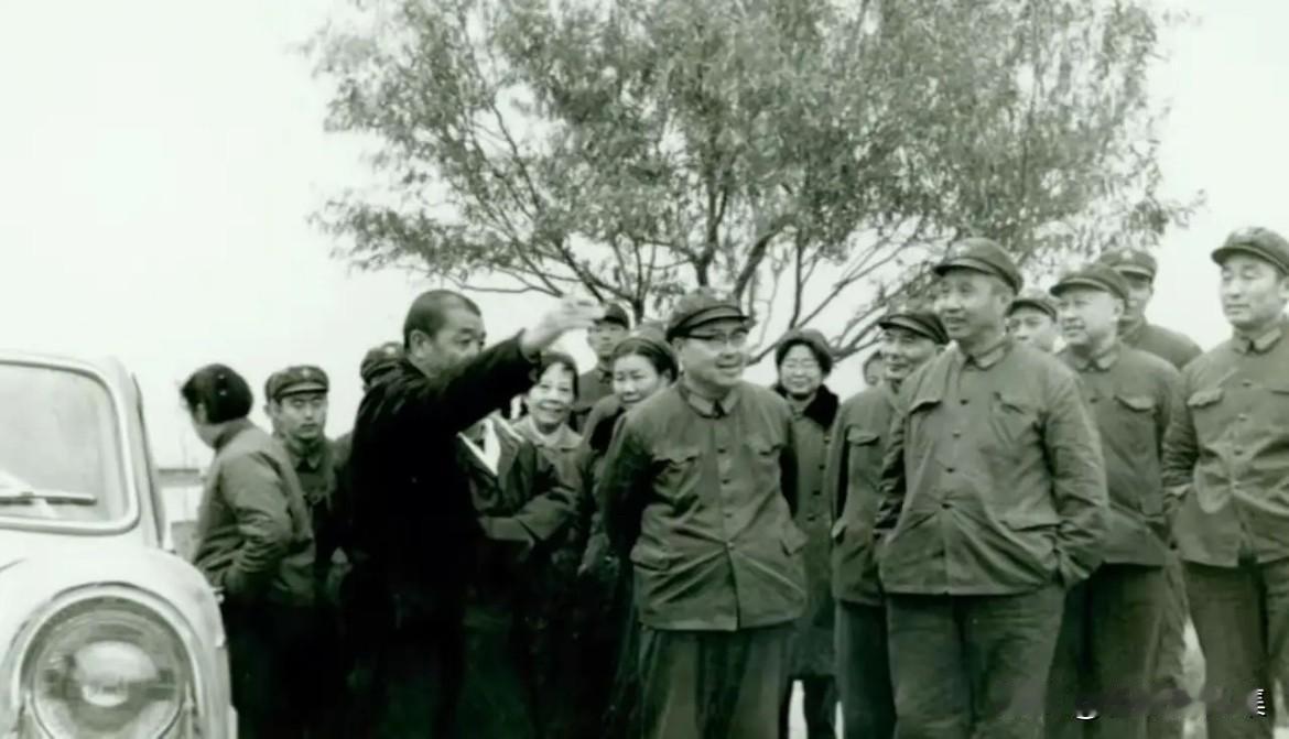 1975年11月，陶鲁笳同志（前中）与钱学森（二排右一）、毛主席女儿李敏（后排中