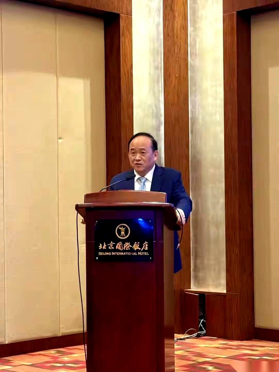 人在美国，玩得正嗨，卡一刷，废了。银行卡被冻结。就因为在国内说了几句话，差点