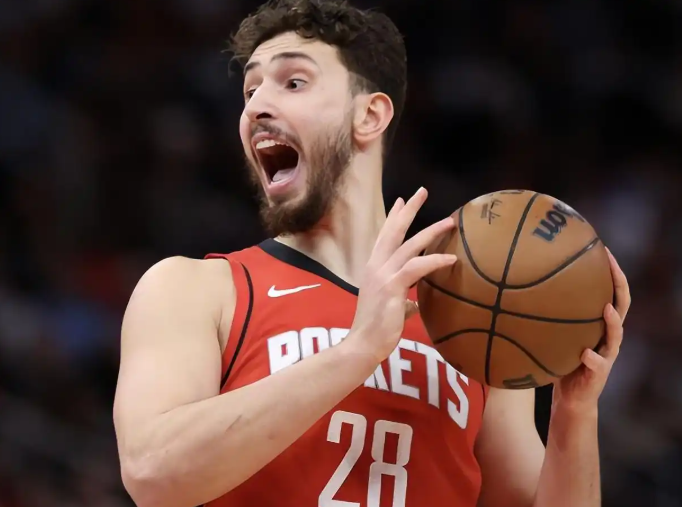 对比太明显了，申京一下就活了为啥状态不好这么要球呢？真的无语，要球给他传不仅效