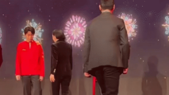 国乒GQ封面C位争议我费尽心机努力够到C位结果被狠狠推开就王楚钦就这样：
