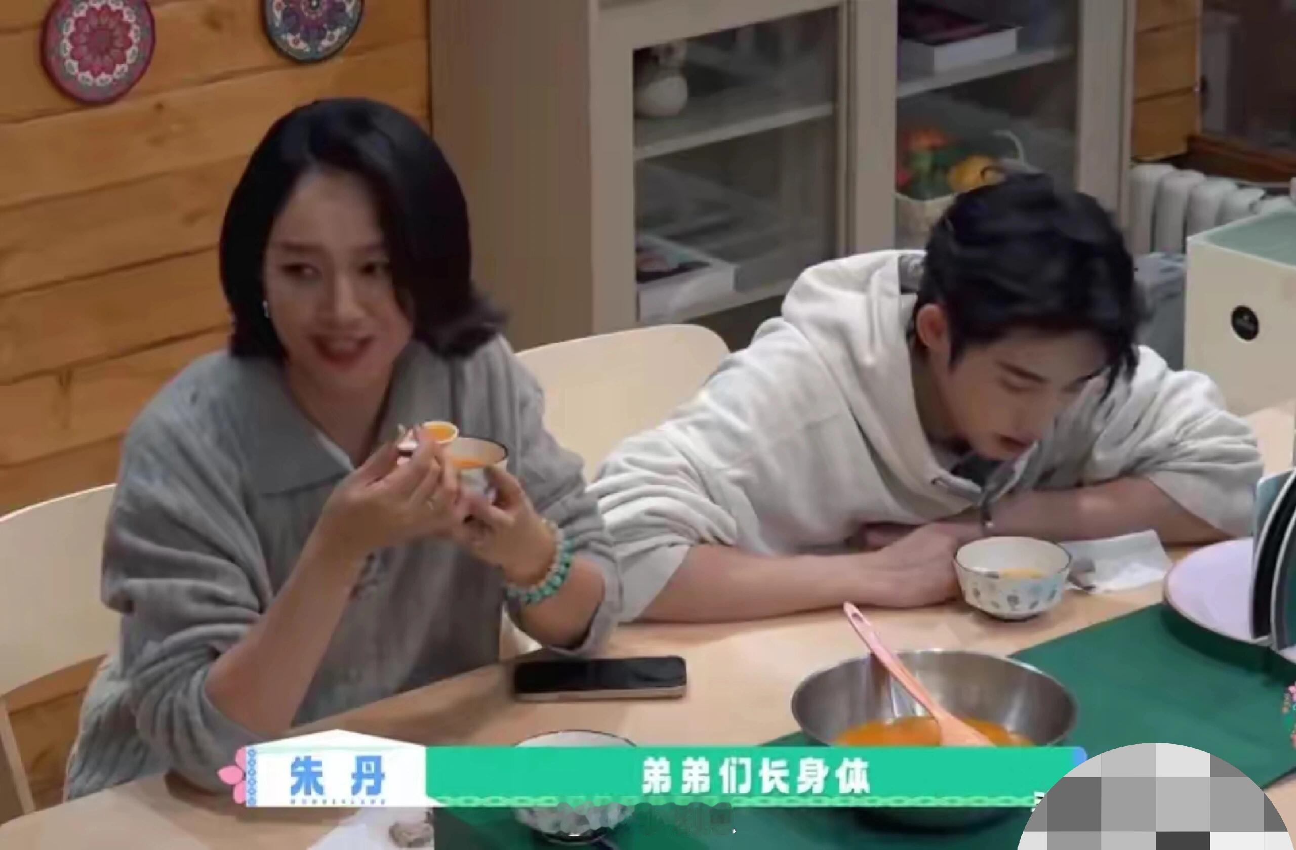 五十公里桃花坞朱丹重男轻女惹争议！让弟弟吃鸡腿惹怒网友，节目组都不敢放正