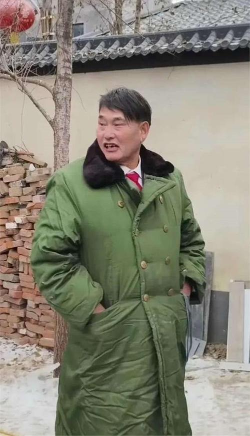 反差太离谱！大衣哥朱之文真是个神奇的人物，平时窝窝囊囊不修边幅，结果只要把衣服一