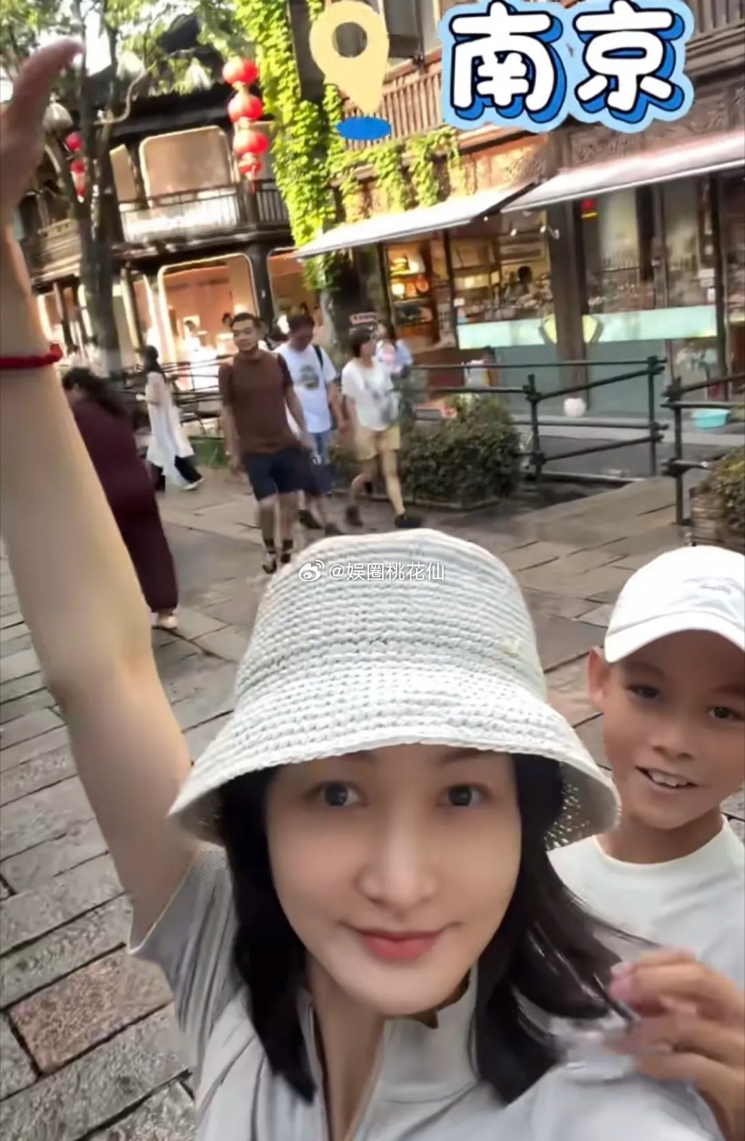 王皓大儿子去初中学校报到，12岁王乾洲参加入学考试，一回头和爸爸长得一模一样。闫
