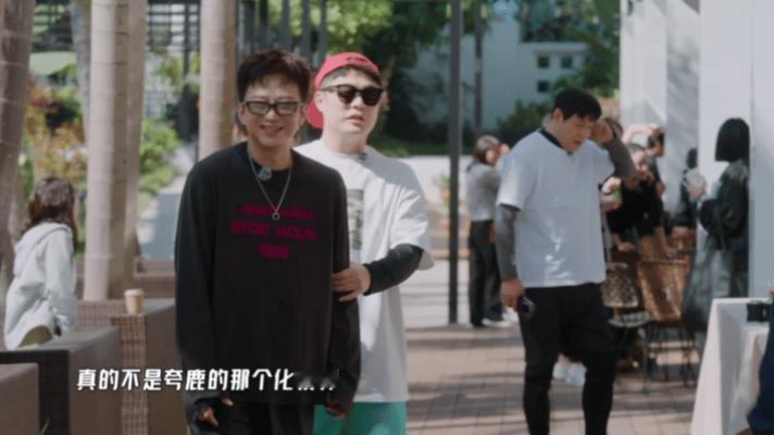 鹿晗提醒冰水面瘫鹿晗对邓超的关心藏不住！超哥用冰水敷脸，他立马提醒“容易面瘫”