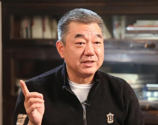 主持人问董勇：“你有没有羡慕的人？”董勇不假思索就说：“有，就是有单位的人，我现