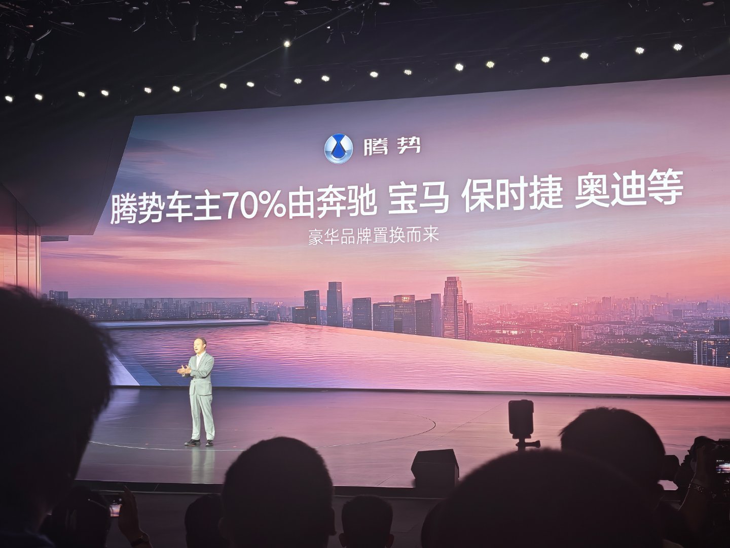 腾势N8L闪充版上市起步价31.98万，三十多万区间六座SUV又来硬核选手。其实