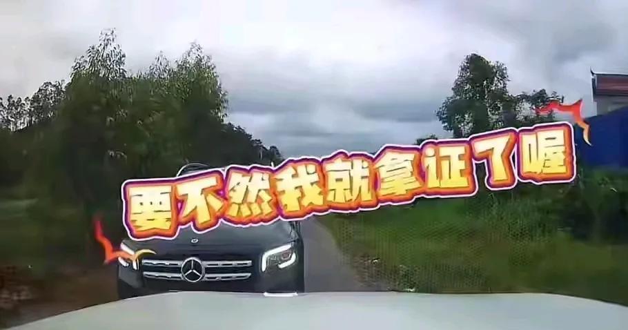 公职人员亮出工作证就不存在个人隐私！既然公职人员亮出工作证就说明是处于工作状态，