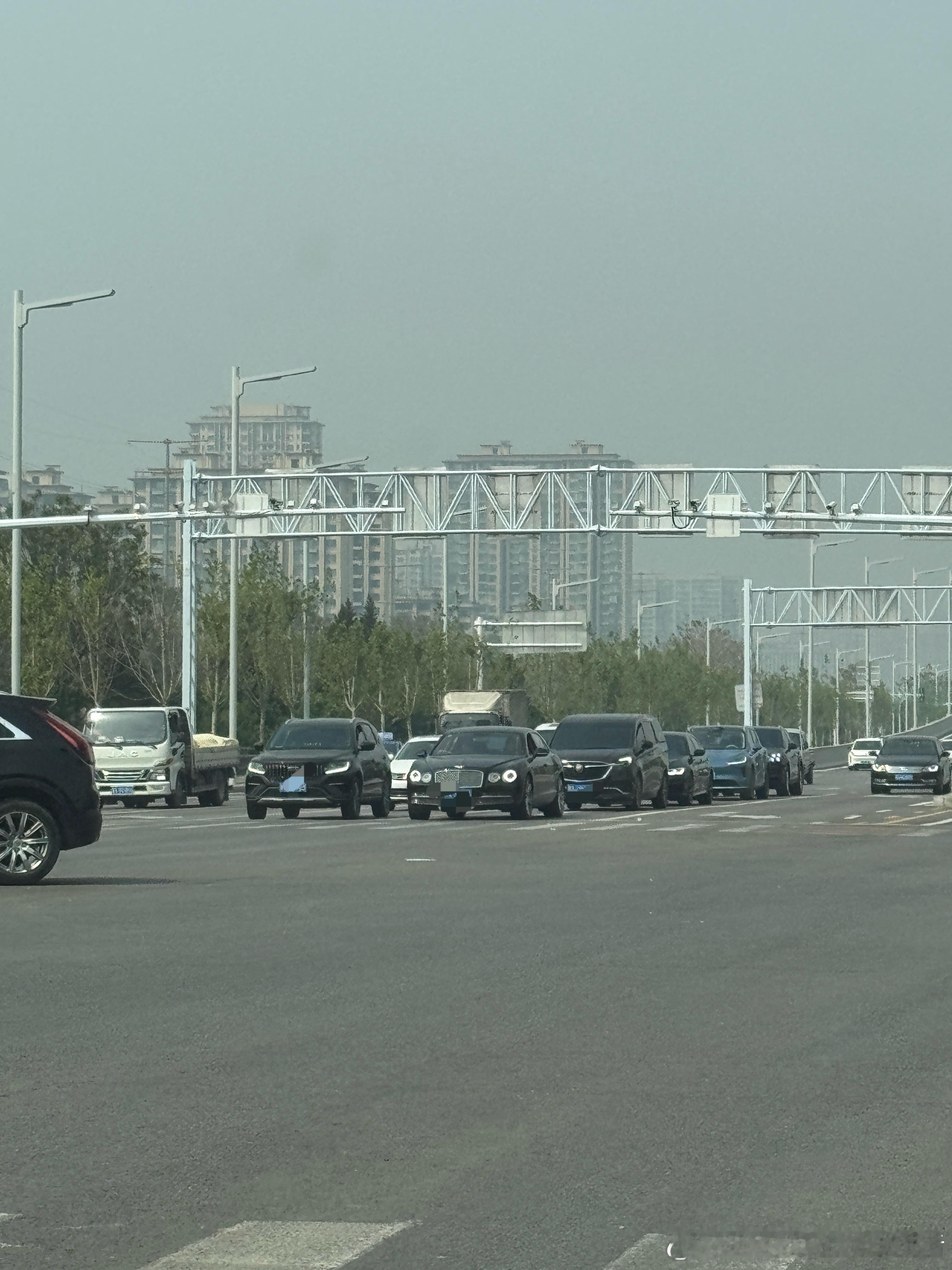 车流中一眼就能看到你宾利宾利欧陆