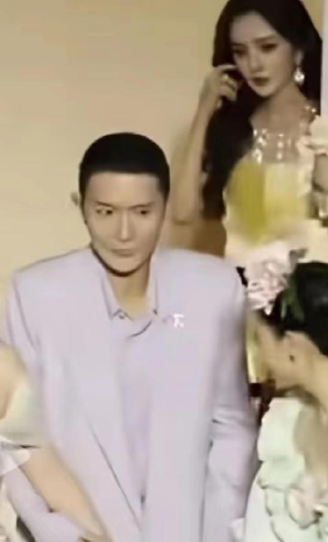 这眼神都意思是：你懂不懂事，杵c哈哈哈哈哈哈逗死刘冲估计内心想你能不能窜窜