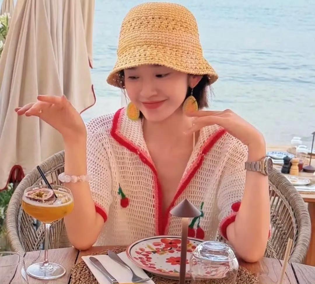 唐艺昕带女儿去法国度假，6岁小小糖穿着粉色裙子出镜，和妈妈一起抱着大树合影，她头