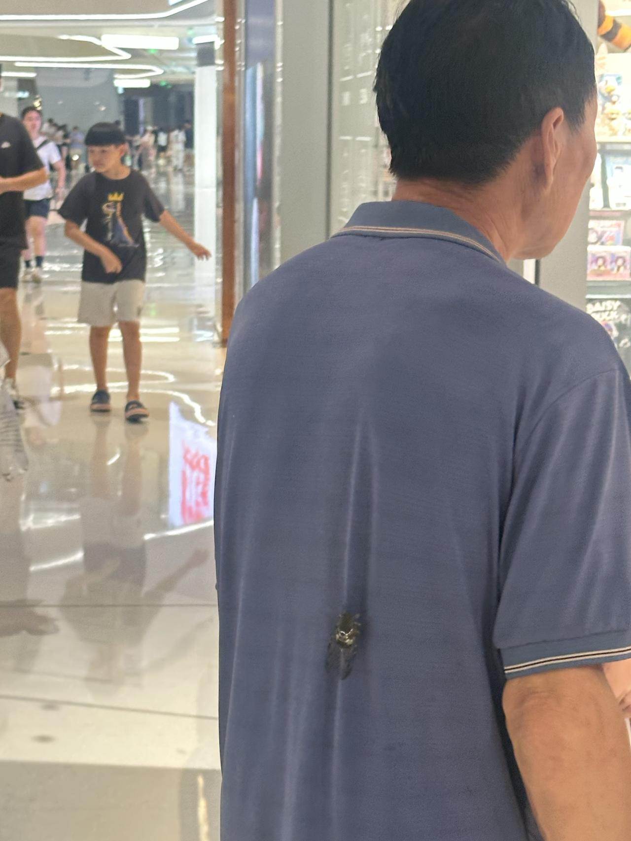 很久没回海淀，周末跑来万象汇吃晚饭，人真多啊。一层逛街偶遇大爷，带着自家的孩